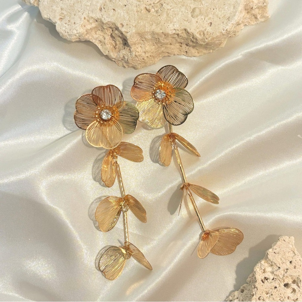 Elegant Gold Floral Drop Earrings